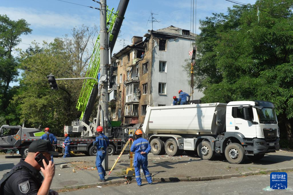 7月10日，在乌克兰基辅市舍甫琴科夫斯基区，救援人员拆除在空袭中受损的居民楼。新华社发（彼得·德鲁克摄）