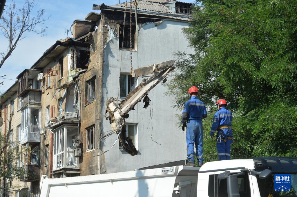 7月10日，在乌克兰基辅市舍甫琴科夫斯基区，救援人员拆除在空袭中受损的居民楼。新华社发（彼得·德鲁克摄）