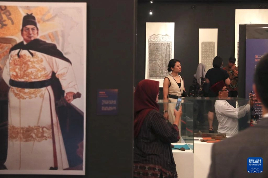 7月11日，在印度尼西亚雅加达，观众在纪念郑和下西洋620周年中国印尼文化交流展上参观。新华社记者 岑云鹏 摄