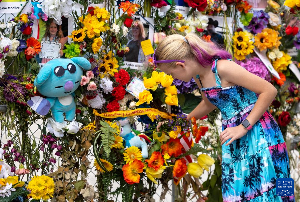 7月12日，一名女孩在美国得克萨斯州克尔维尔献花悼念洪灾遇难者。新华社发（尼克·瓦格纳摄）