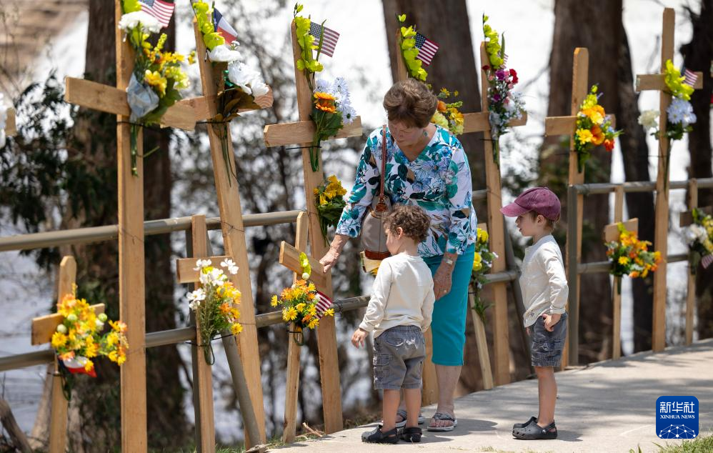 7月12日，人们在美国得克萨斯州克尔维尔悼念洪灾遇难者。新华社发（尼克·瓦格纳摄）