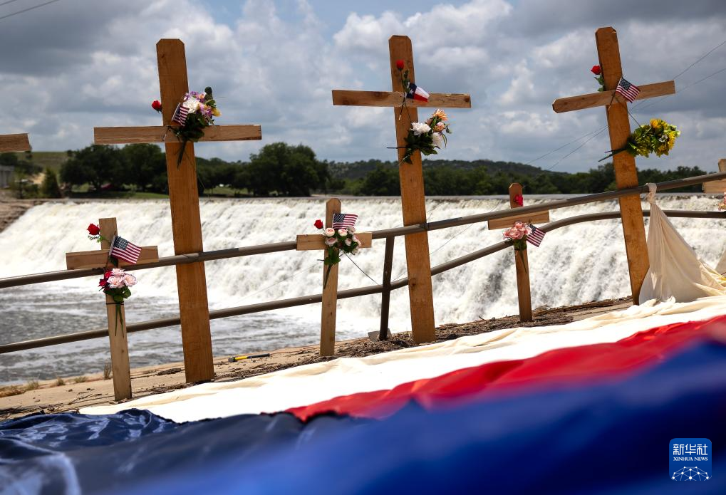 7月12日，悼念洪灾遇难者的十字架竖立在美国得克萨斯州瓜达卢普河岸边。新华社发（尼克·瓦格纳摄）