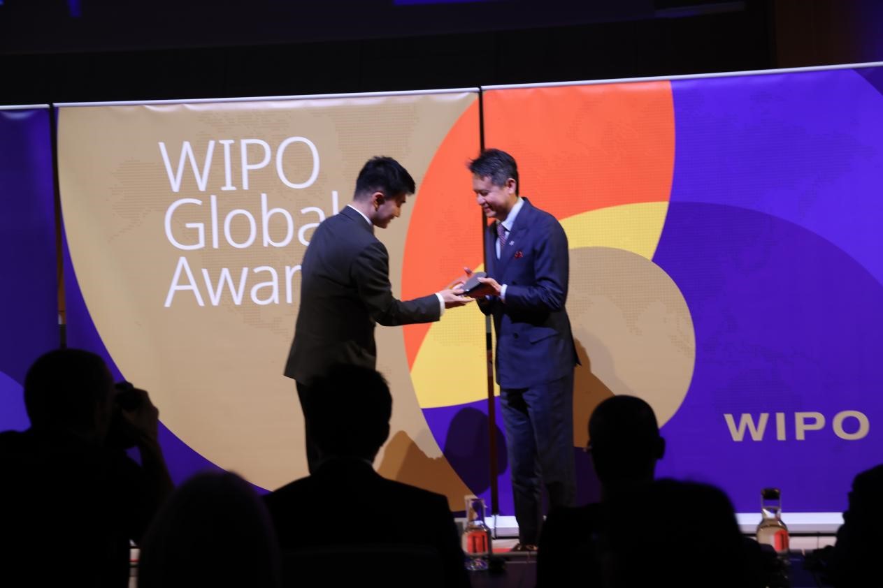 世界知识产权组织总干事邓鸿森向宇树科技代表颁奖。人民网记者 刘仲华摄