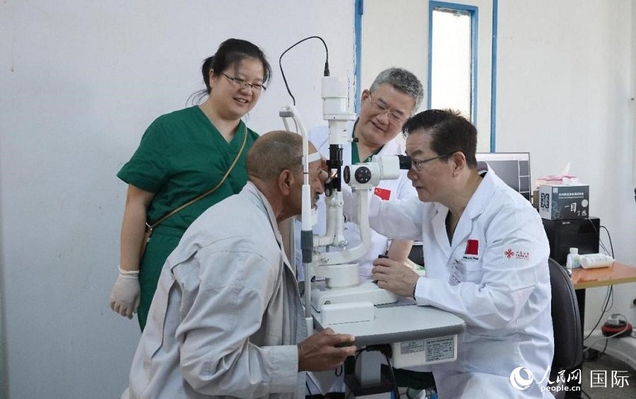 范先群院士(右一)在为摩洛哥白内障患者进行眼科检查。人民网记者 管克江摄