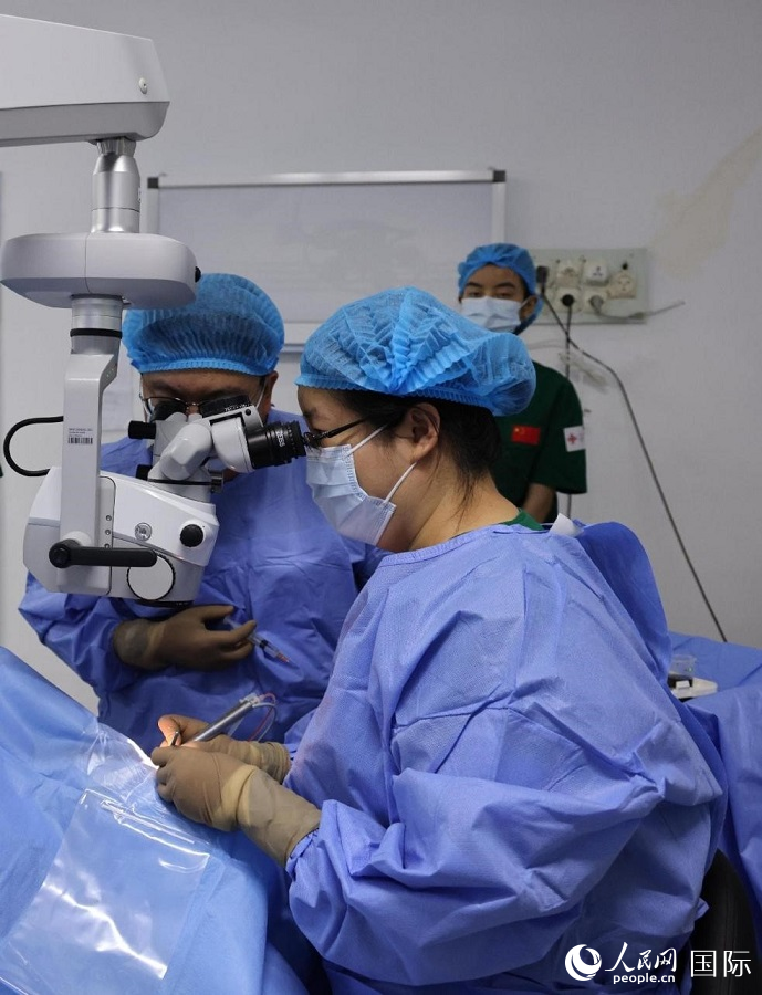 “光明行”中国专家在开展手术。人民网记者 管克江摄