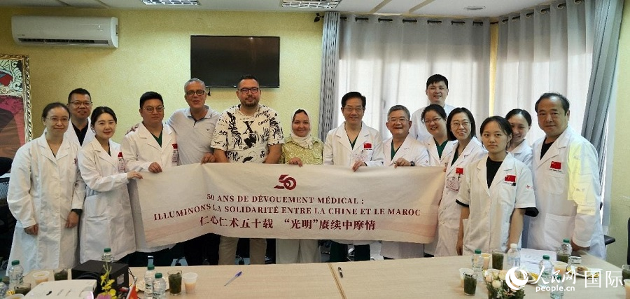 “光明行”中国专家组与摩洛哥舍夫沙万默罕默德五世医院代表合影。人民网记者 管克江摄
