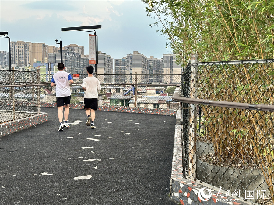 运动爱好者在西村大院空中跑道跑步。 人民网 孙书宇摄