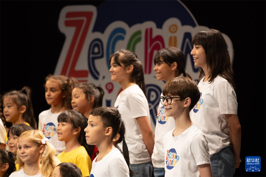 7月18日，在意大利博洛尼亚，安东尼亚诺小合唱团与绣球花小合唱团一起表演。新华社记者 李京 摄