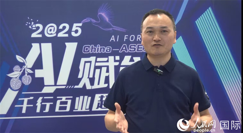 Makerwit Technology创智科技市场总经理徐波分享AI赋能制造业的经验。人民网记者 简承渊摄
