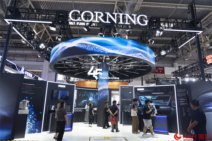 7月16日,观众参观第三届中国国际供应链促进博览会康宁展台。人民网 常沙摄