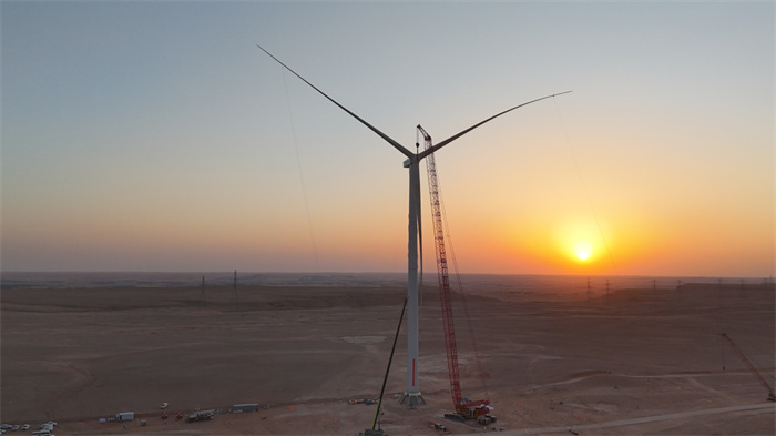 沙特阿尔加特风电项目完成首台风机吊装。中国电建供图