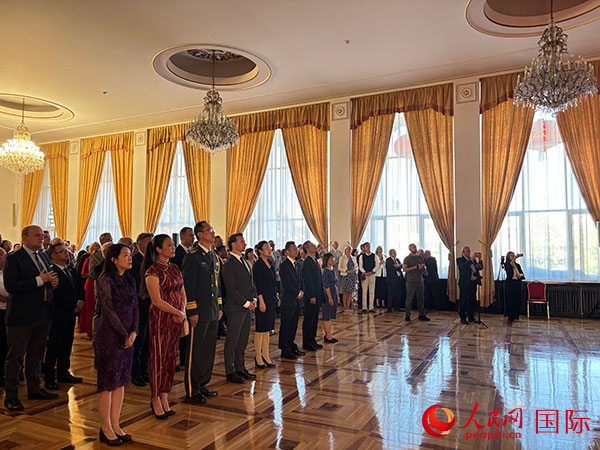 招待会现场，来宾观看短片。人民网记者 禹丽敏摄