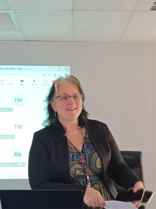 南非地方政府培训署执行长乔茜(Josie)开场致辞。上海杉达学院中国文化中心孔子课堂供图