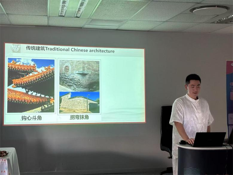 孔子课堂教师杨煜介绍中国文化。上海杉达学院中国文化中心孔子课堂供图