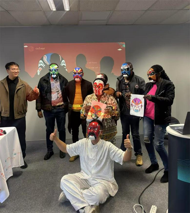 师生佩戴脸谱面具和展示自己绘画的脸谱。上海杉达学院中国文化中心孔子课堂供图