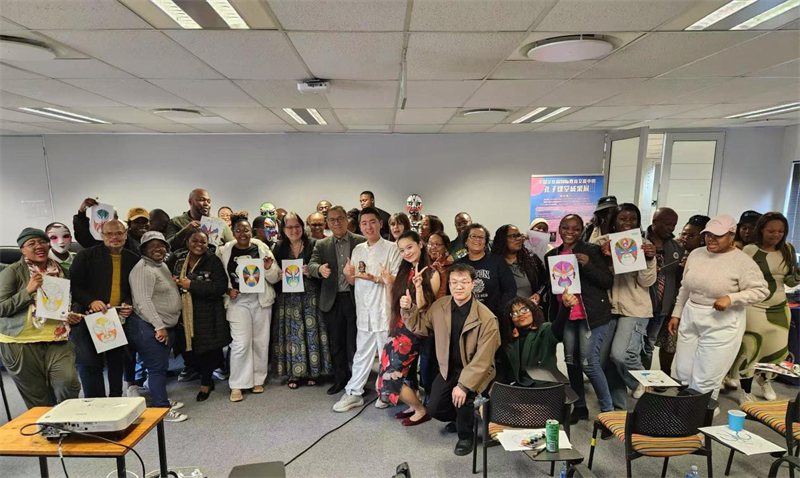 线下所有学员、嘉宾、孔子课堂团队合影留念。上海杉达学院中国文化中心孔子课堂供图