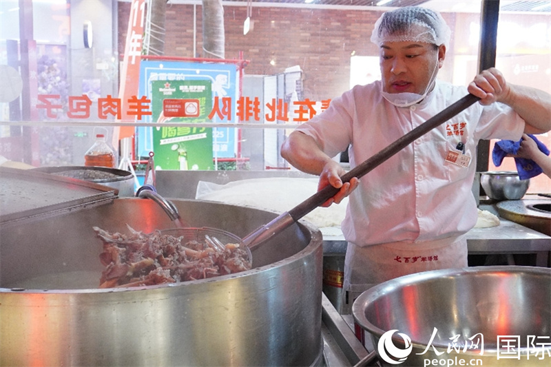 厨师正在熬制羊汤。 人民网 喻亮摄