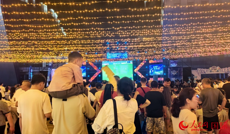 “苏超”第二现场大屏观赛区。人民网 钟文兴摄