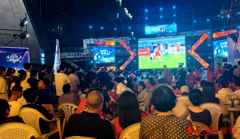 “苏超”第二现场观赛区座无虚席。人民网 钟文兴摄