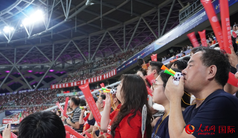 比赛现场看台区球迷。人民网 喻亮摄