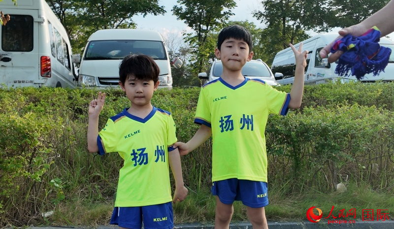 从扬州来的客场球迷。人民网 钟文兴摄