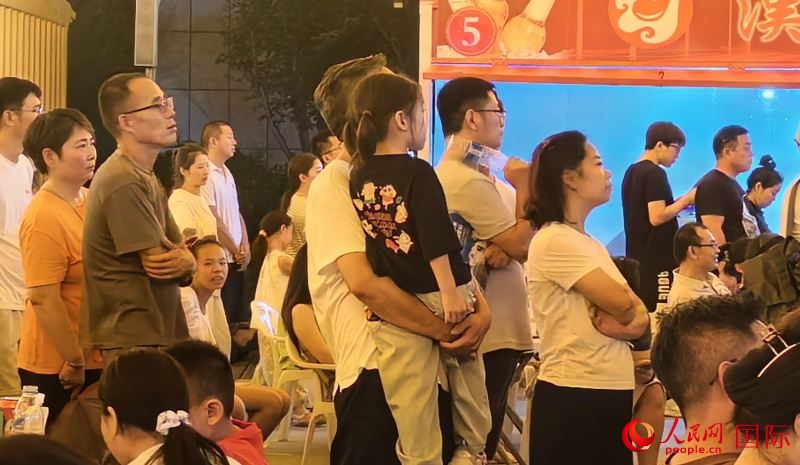 市民看“苏超”。人民网 钟文兴摄