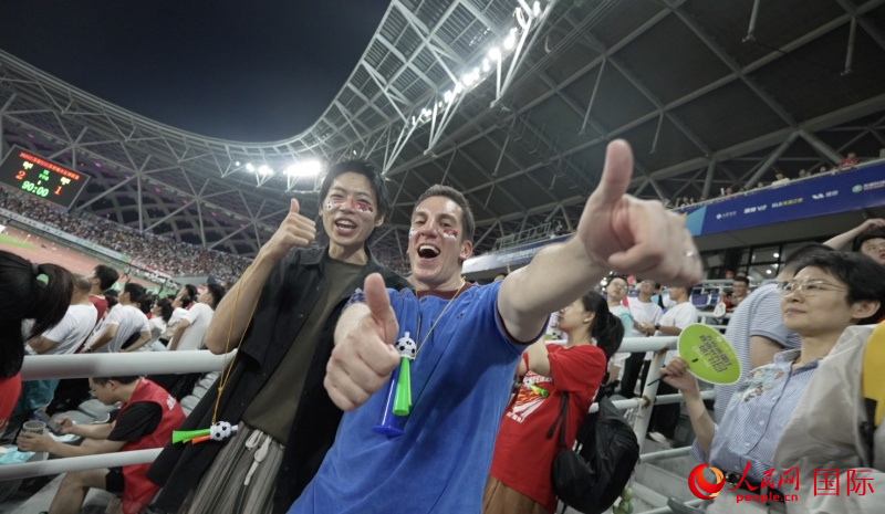 西班牙小伙湖长明在徐州奥体中心现场观看“苏超”。人民网记者 苏缨翔摄