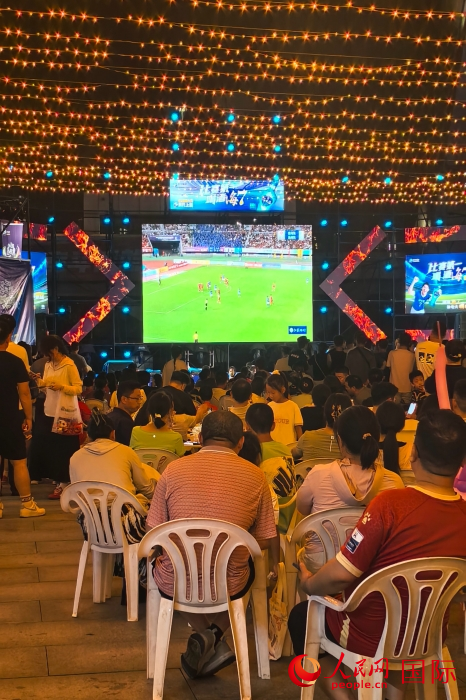 第二现场观赛区市民边吃烧烤边看“苏超”。人民网 钟文兴摄