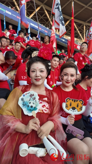 徐州市民张雨恒(左一)为球队加油。人民网 钟文兴摄