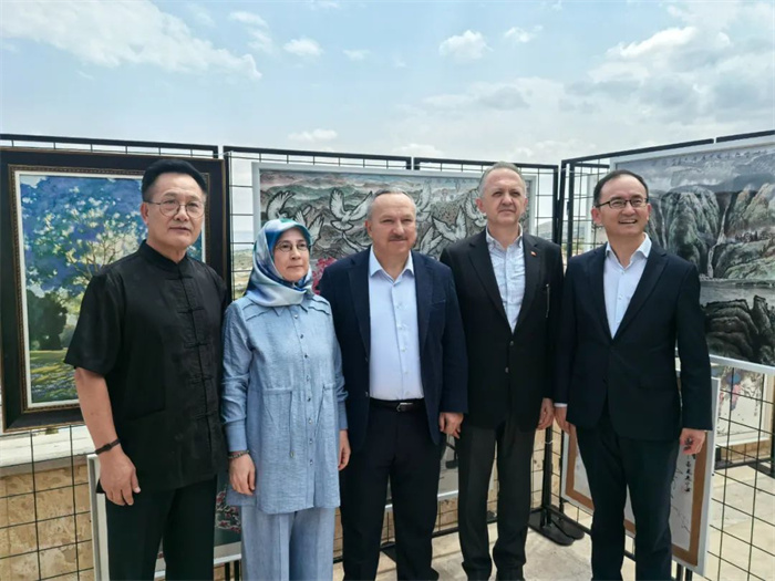 中土代表合影留念。中国驻土耳其使馆供图