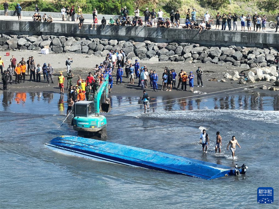 8月6日，在印度尼西亚巴厘岛，救援人员打捞“海豚2号”快艇。新华社发（印尼国家搜救局供图）