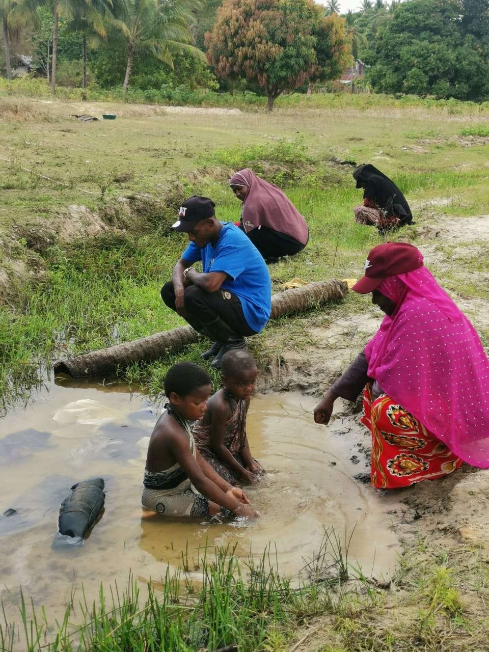 当地儿童在疫水中洗澡。中国专家组供图