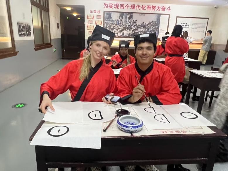 访华团成员体验书法艺术。上海杉达学院南非中国文化和国际教育交流中心孔子课堂供图