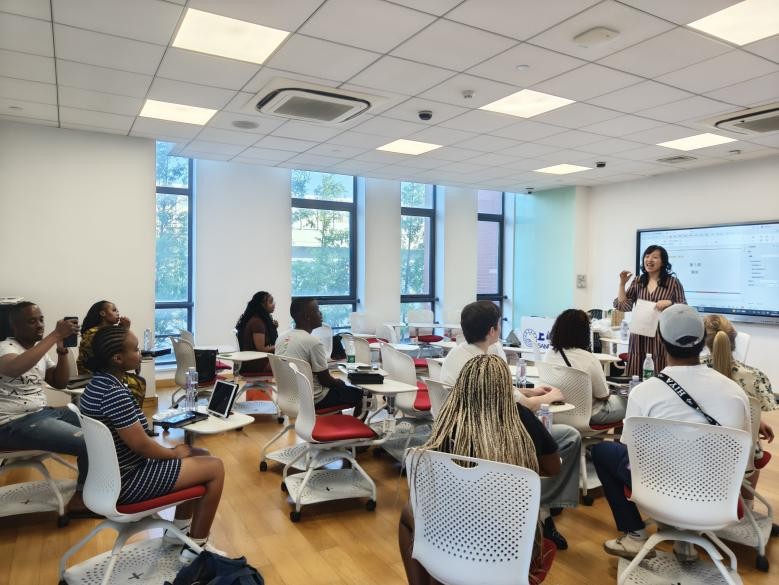 在上海杉达学院认真听HSK1课的访华团成员。上海杉达学院南非中国文化和国际教育交流中心孔子课堂供图