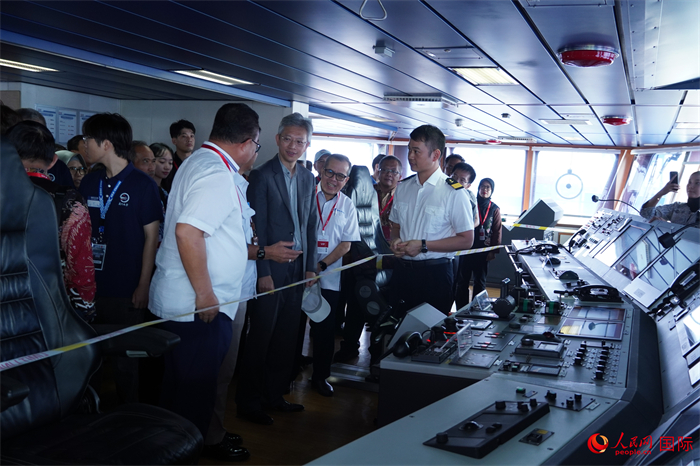 中国驻印尼大使王鲁彤等嘉宾参观“嘉庚”号科考船驾驶室。人民网记者 曹师韵摄
