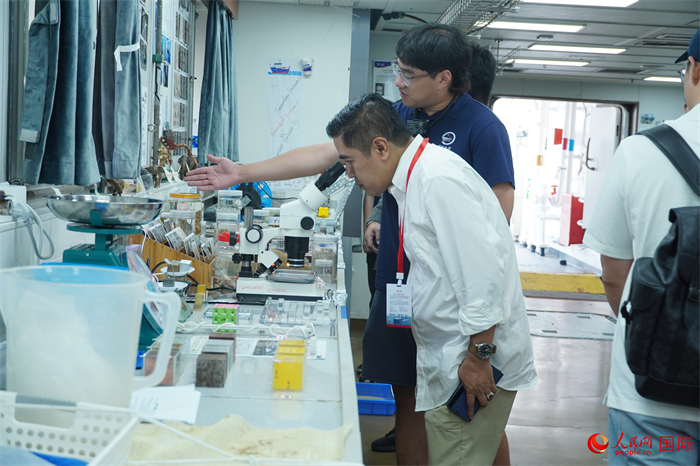 开放日当天,观众在“嘉庚”号科考船主实验室参观由师生从海底采集的科研样本。人民网记者 曹师韵摄