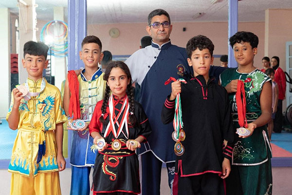 学员们展示奖牌。人民网 莱拉·阿提塔拉赫摄