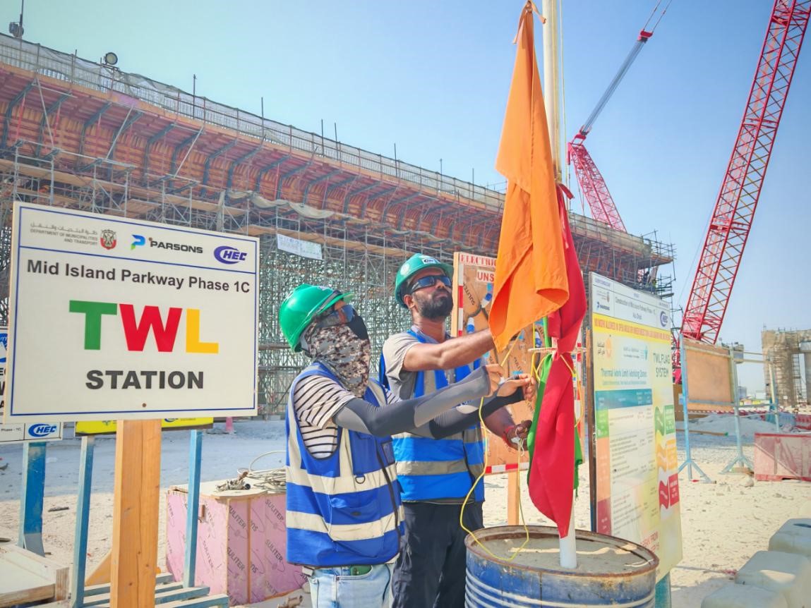 8月13日上午,项目工作人员在升黄色旗。中交四航局供图