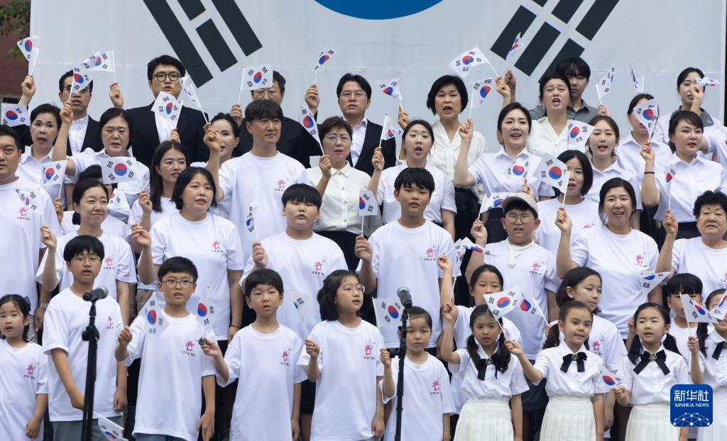 8月15日，韩国民众在首尔街头参加光复节庆祝表演。新华社发（全休相摄）