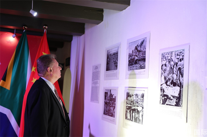 与会嘉宾参观抗战主题图片展。人民网记者 戴楷然摄