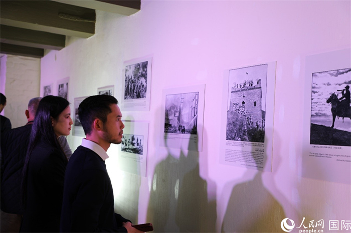 与会嘉宾参观抗战主题图片展。人民网记者 戴楷然摄