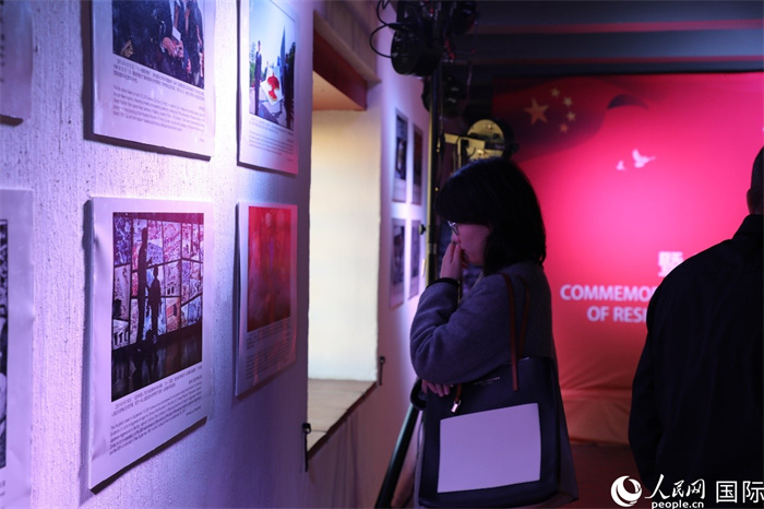 与会嘉宾参观抗战主题图片展。人民网记者 戴楷然摄