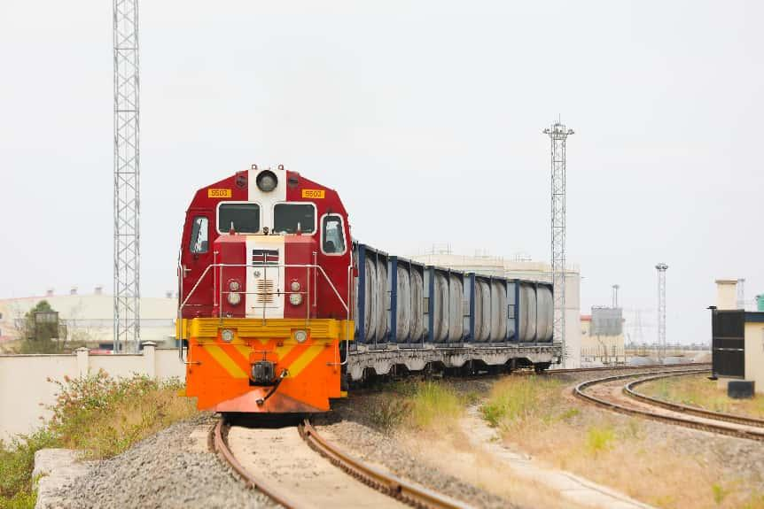 在蒙内铁路内罗毕终点站,一列货物列车行驶在铁路线上。非洲之星铁路运营有限责任公司供图