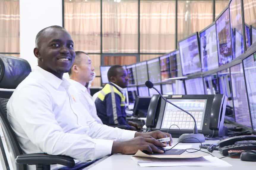 在蒙内铁路调度中心,本地调度员克林顿·奥巴雷与中国调度员张兴华共同进行列车调度指挥工作。非洲之星铁路运营有限责任公司供图