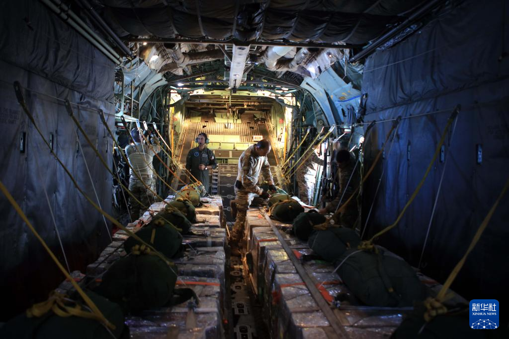 8月17日，一架载满援助物资的约旦皇家空军飞机前往加沙地带空投物资。新华社发（穆罕默德·阿布·古什摄）