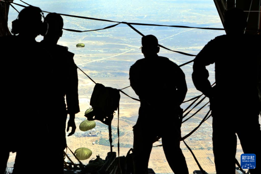 8月17日，约旦皇家空军士兵向加沙地带空投物资。新华社发（穆罕默德·阿布·古什摄）