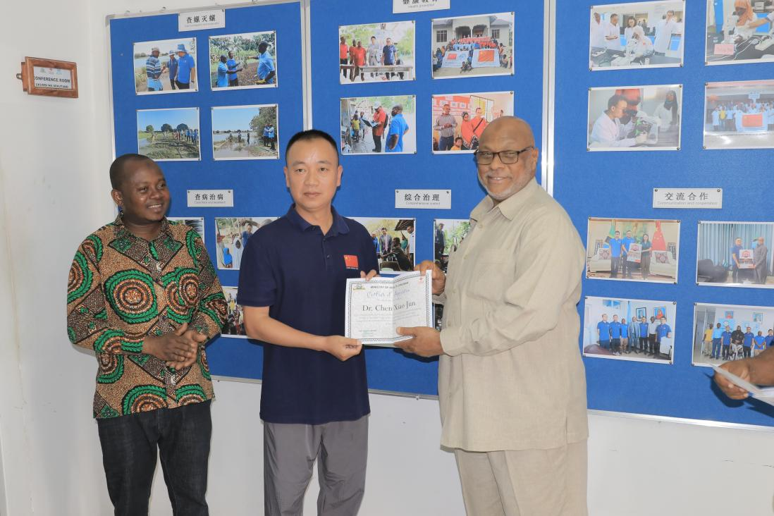 坦桑尼亚桑给巴尔卫生部部长马兹伊拉向专家组成员颁发感谢证书。施亮摄