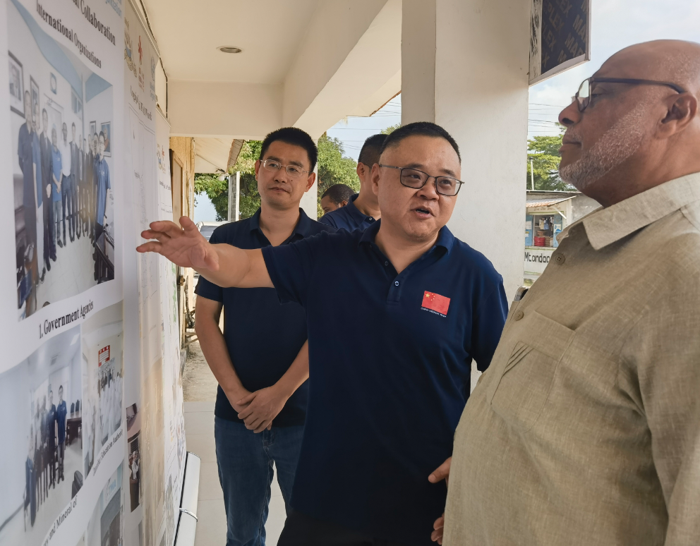 专家组向坦桑尼亚桑给巴尔卫生部部长马兹伊拉介绍项目阶段进展。施亮摄