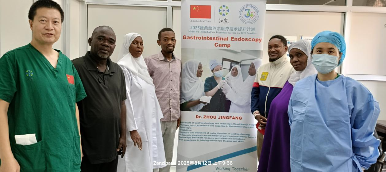 周静芳(右一)和李广明(左一)与当地医护人员合影。中国援桑医疗队供图