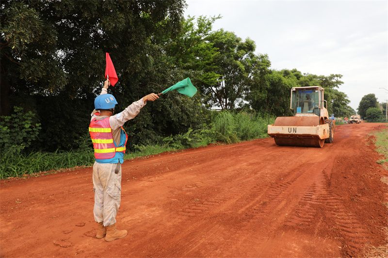 图为维和工兵分队进行工程保障演练。（张晓昆 摄）2